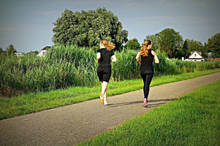 Jak bieganie wpływa na nasz organizm? Efekty zdrowotne i porady dla początkujących biegaczy